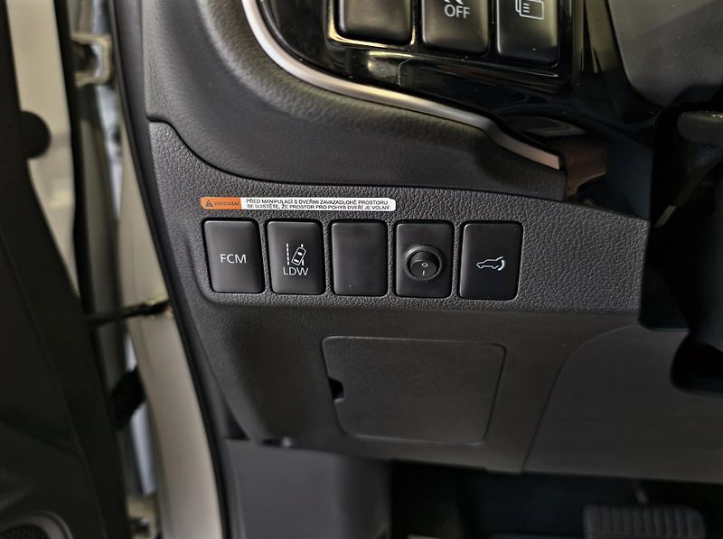 Mitsubishi Outlander 2.2 DI-D 110kW A/T, 7MÍST, 4x4 - fotka 23 z 27