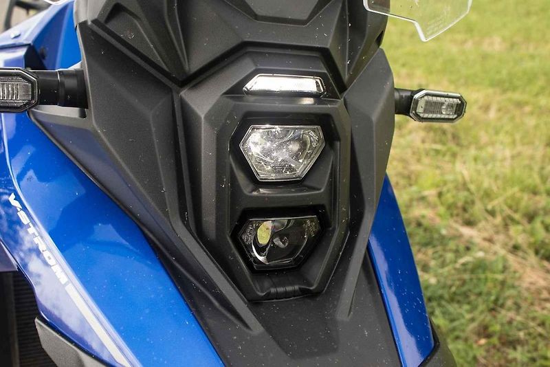 Na V-Strom může bez potíží usednout i jezdec menší postavy.
