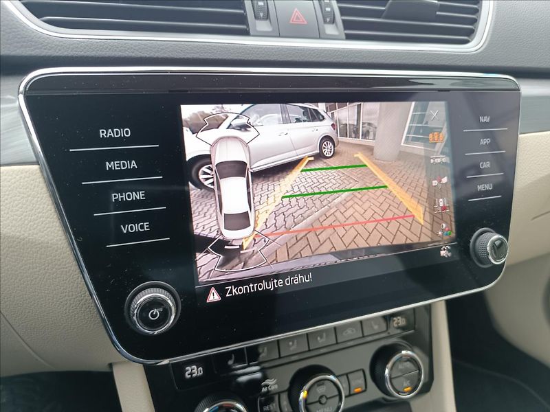 Škoda Superb 2,0 TDi DSG Style - fotka 17 z 19