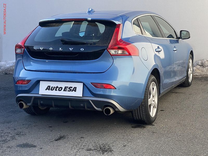 Volvo V40 (2015) 2.0 D2, 1.maj, R-design, navi - fotka 4 z 18