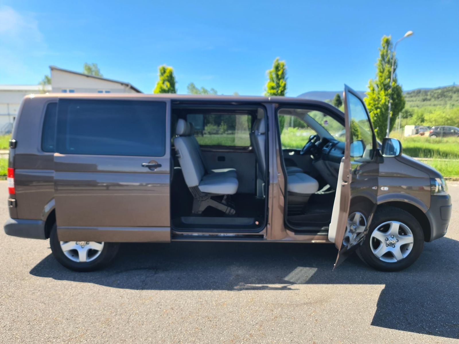 Volkswagen Transporter T5 2.0 TDi LONG 103-KW OLOMOUC