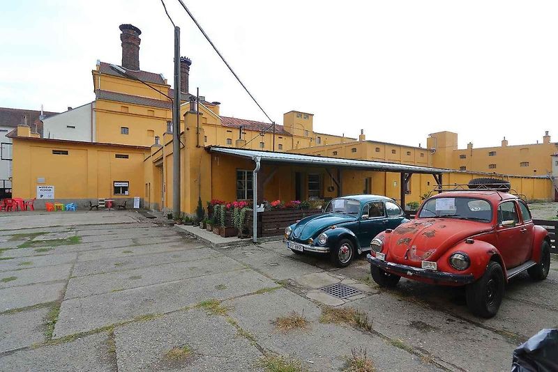 01 - Automobilový nadšenec a sběratel Jaromír Kostlivý otevřel ve Stodu u Plzně nové muzeum veteránů věnované vozům značek Volkswagen Brouk a Porsche. Návštěvníci uvidí naleštěné brouky i auta v procesu renovace, expozice čítá na 40 vozů.
