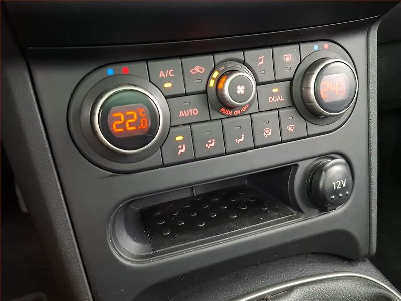 Nissan Qashqai (2012) 1.6 i, 7 míst, Tempomat - fotka 14 z 18