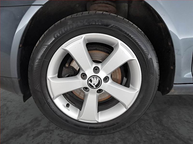 Škoda Octavia (2006) 1.6, Serv.kniha, nová STK - fotka 15 z 16