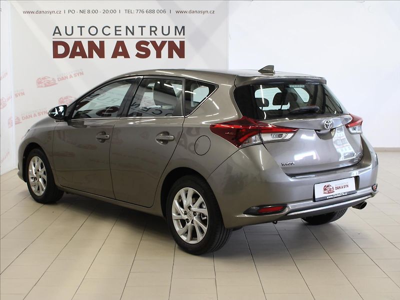 Toyota Auris 1,2 Turbo navi aut. Klima - fotka 6 z 31