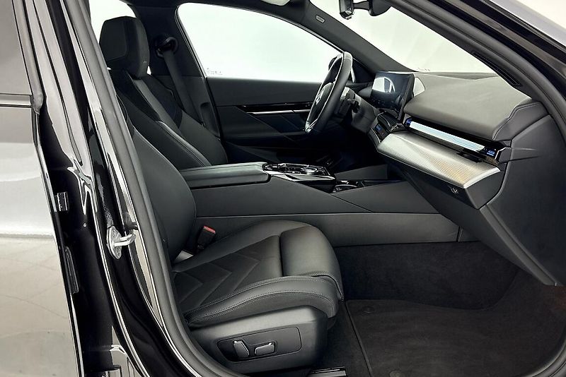 BMW Řada 5 540d xDrive Touring - fotka 12 z 24