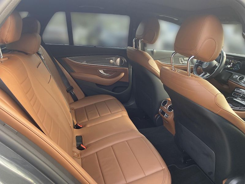 Mercedes-Benz Třídy E E 300d 4M AMG - fotka 19 z 28