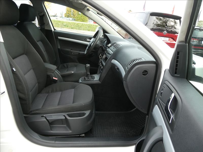 Škoda Octavia 1,6 TDi 77kW 2x kola, závěs - fotka 18 z 30