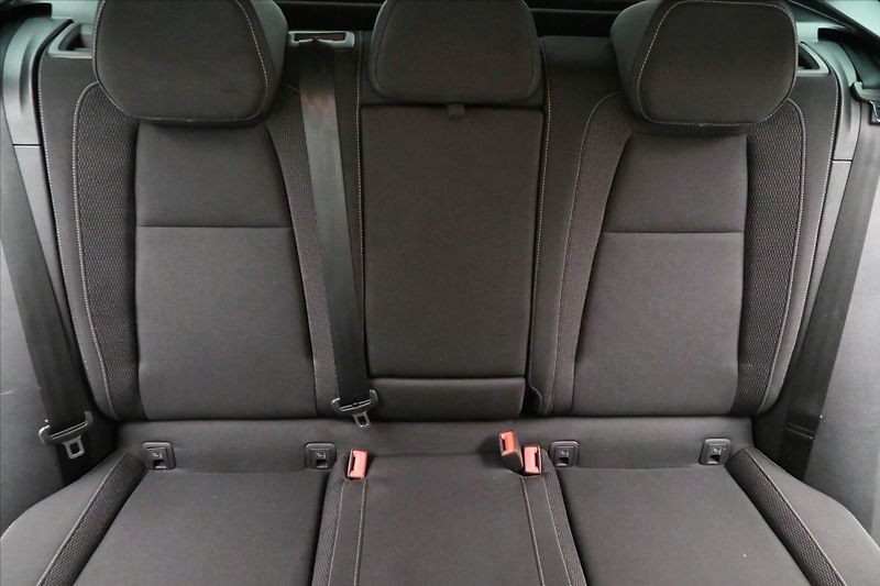 Škoda Karoq 2,0 TDI 110 kW VIRTUAL Kamera - fotka 27 z 30