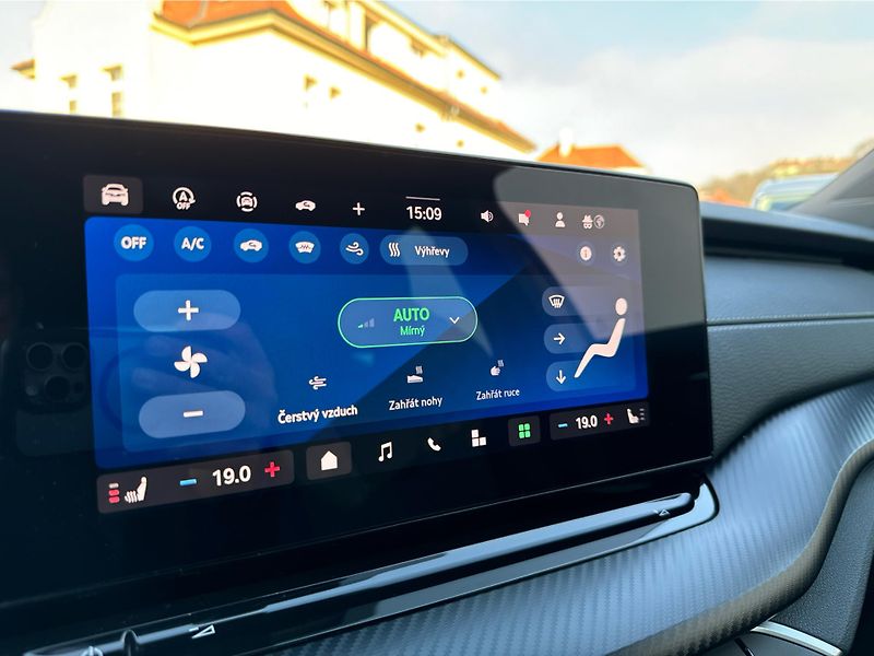 Škoda Octavia 2,0 TDI 110kW DSG SPORTLINE - fotka 14 z 23