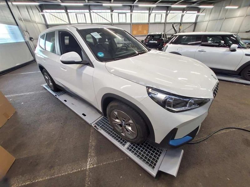 BMW iX1 xDrive30 - fotka 3 z 10