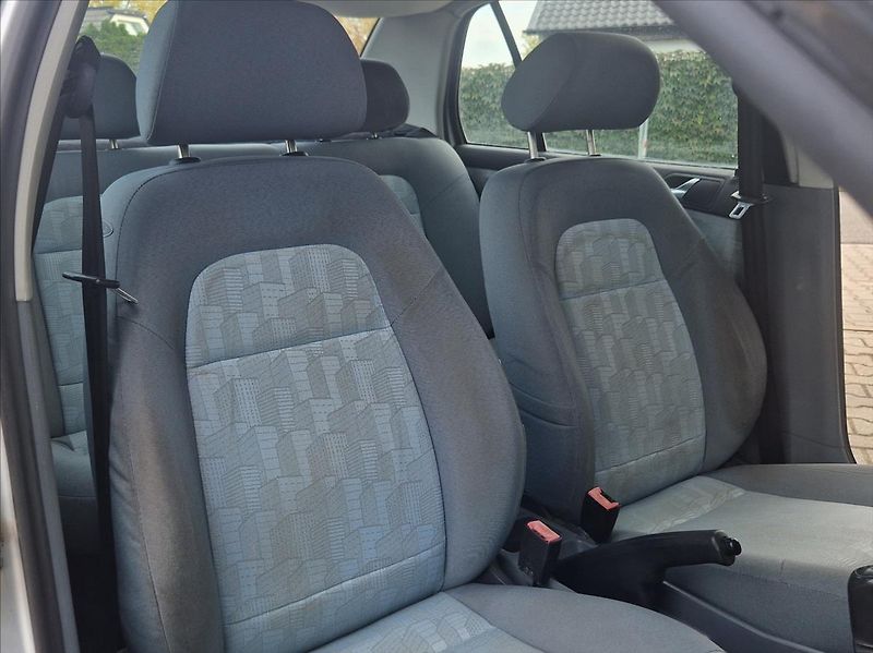 Škoda Fabia 1,4 i 16V AC HEZKÝ NÁJEZD - fotka 13 z 22