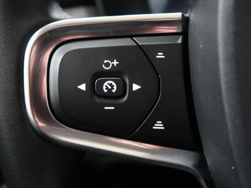 Volvo XC40 2,0 D4 AWD MOMENTUM CZ - fotka 18 z 39
