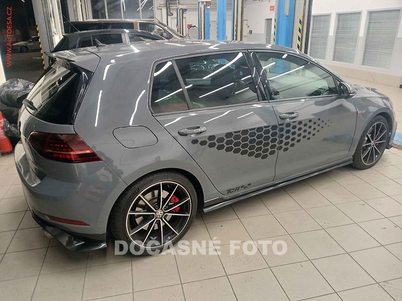 Volkswagen Golf (2019) 2.0 i, AT, navi, LED - fotka 2 z 3
