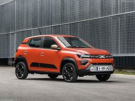 Nejlevnější je ojetá Dacia Spring v elektrické verzi.