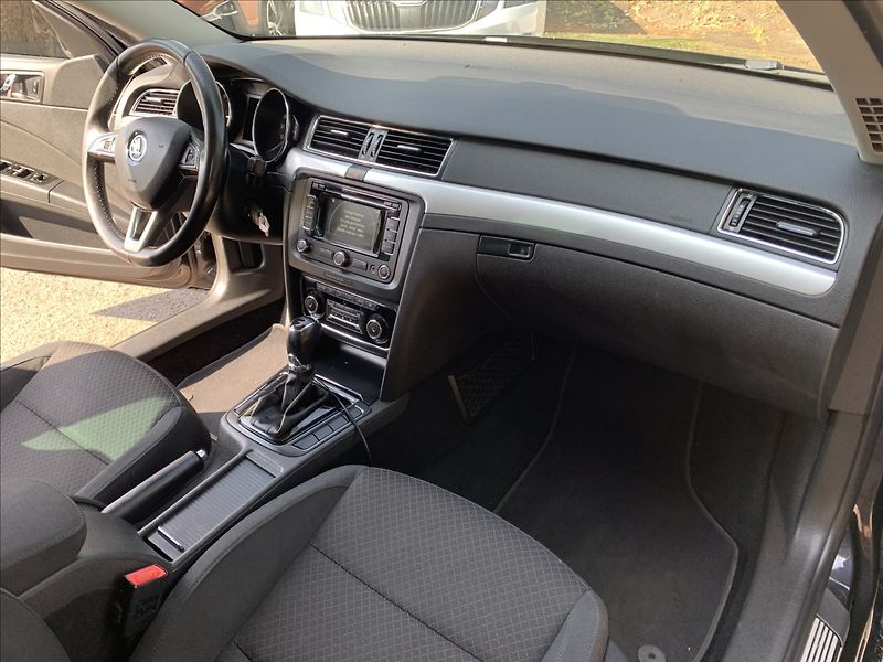 Škoda Superb 2,0 TDI DSG - fotka 15 z 19