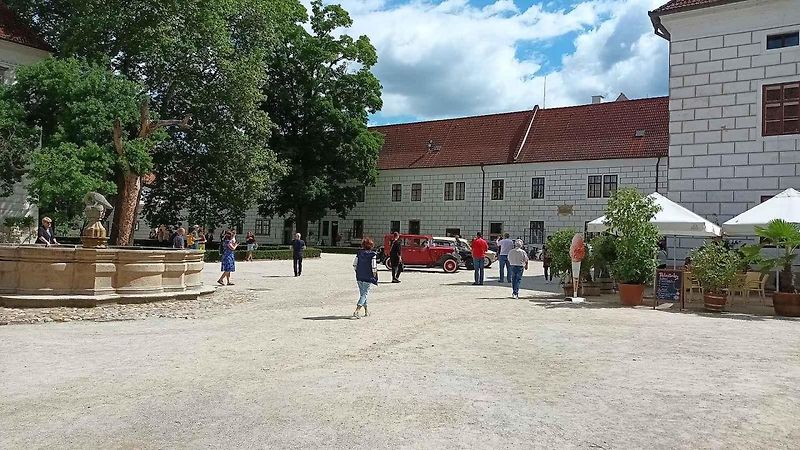Na zámku Třeboň byla k vidění svatba i historické vozy.