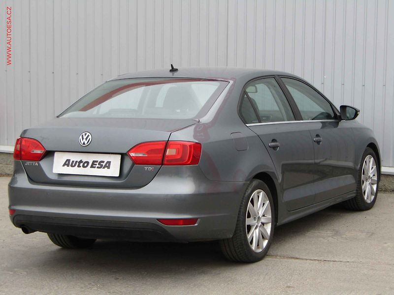Volkswagen Jetta (2011) 1.6 TDi, ČR, AC, tempo, park - fotka 4 z 19