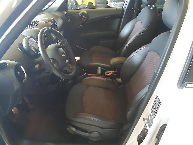 Mini Countryman 2.0 D S COOPER 4x4  - fotka 8 z 23