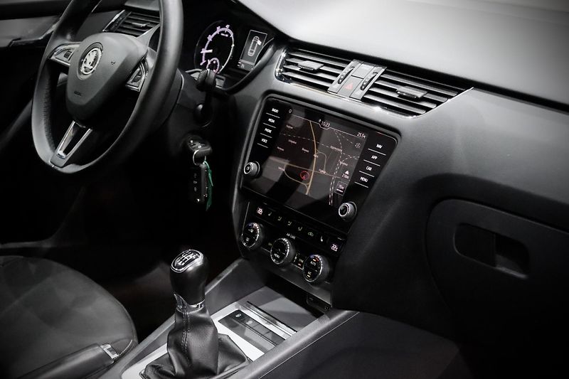 Škoda Octavia 3 FL Combi 1.4 TSI 110 kW - fotka 17 z 35