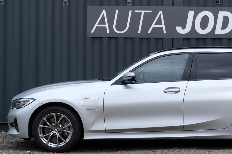 BMW Řada 3 330e xDrive, ACC, Tažné - fotka 2 z 39