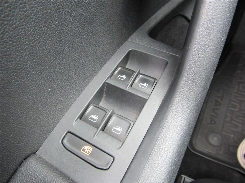 Škoda Octavia 2,0 TDI 110kW DSG Combi - fotka 28 z 31