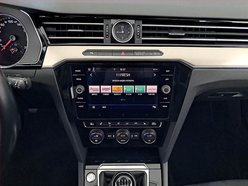 Volkswagen Passat (2017) Highline 2.0 TDI, Serv.kniha - fotka 12 z 19