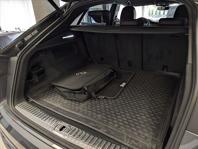 Audi Q8 E55 TFSI Quattro S-line - fotka 33 z 38