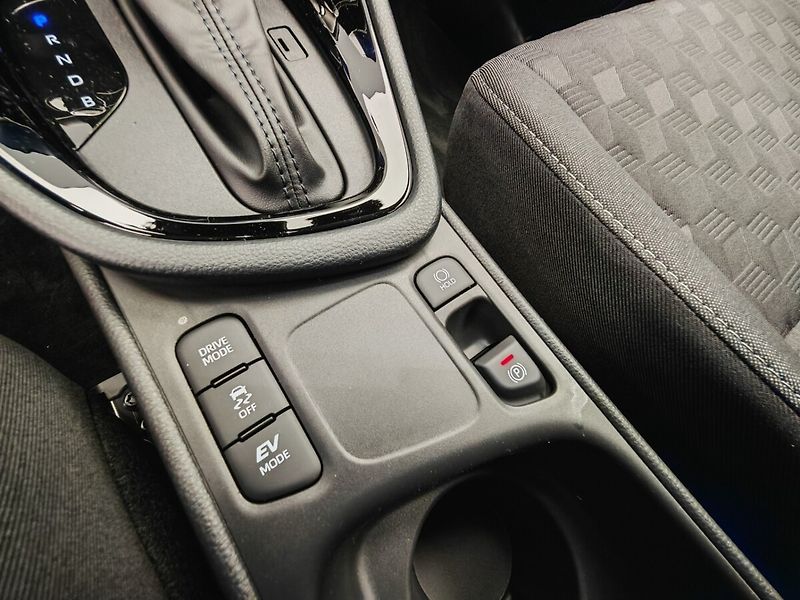 Toyota Yaris 1.5 Hybrid Style - fotka 28 z 30