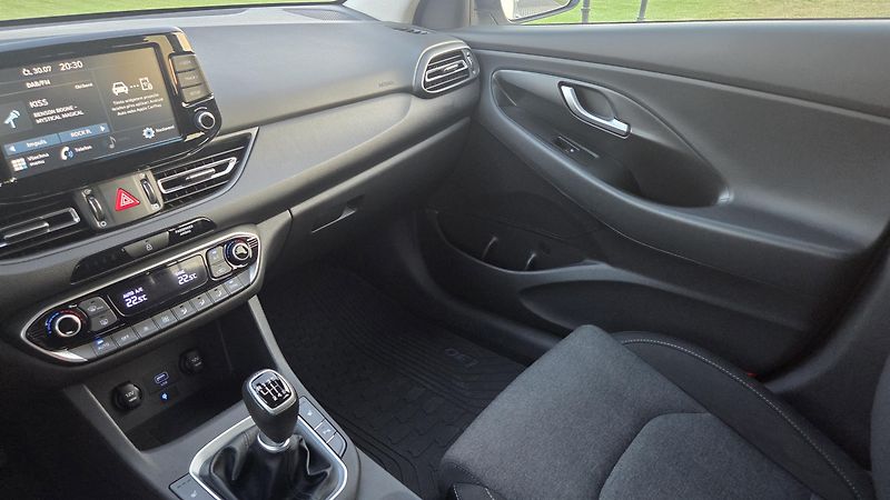 Hyundai i30 (2022) 1.5T-GDI, 118 kW, Smart,CZ,DPH - fotka 26 z 30