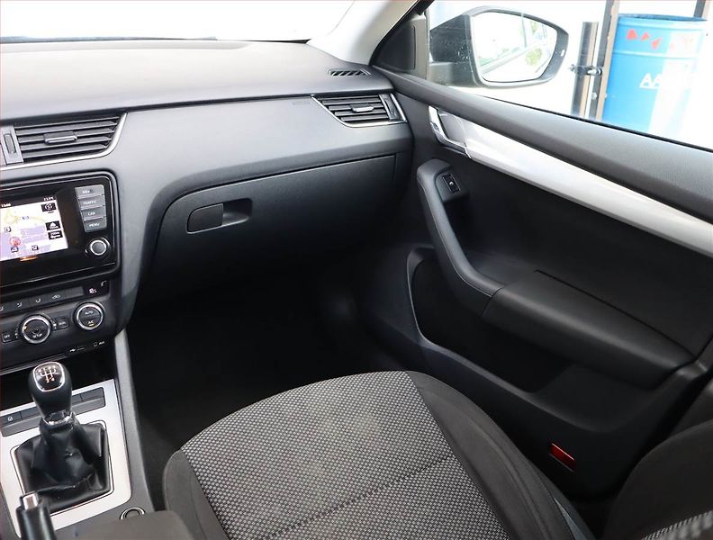 Škoda Octavia (2014) 1.6 TDI, Navi, Tempomat - fotka 8 z 16