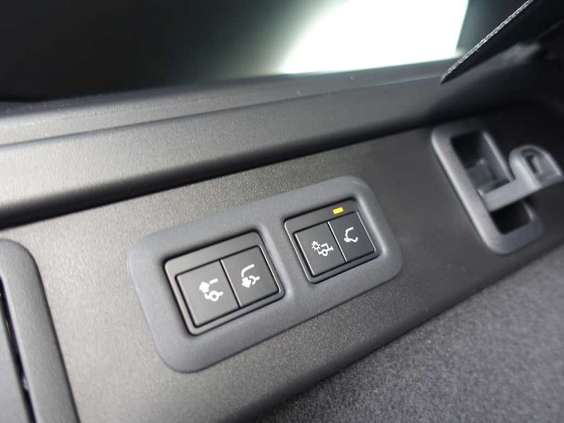 Land Rover Range Rover Velar 3,0 Dynamic SE D300 4x4 aut. - fotka 32 z 38