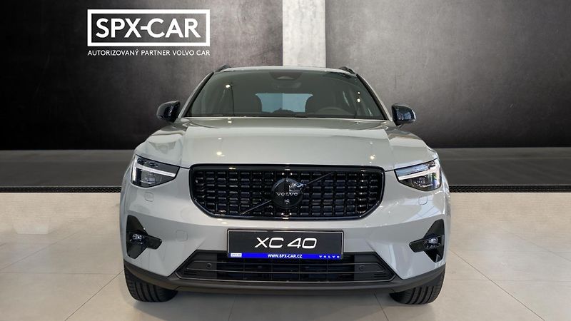 Volvo XC40 (2026) PLUS BLACK EDITION, B4 FWD, 14 - fotka 2 z 15