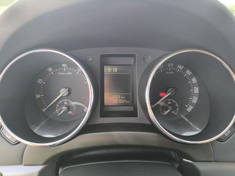 Škoda Yeti (2010) 1.2 TSI  DOLOŽENÉ KM - fotka 19 z 27