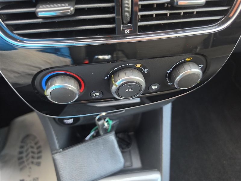 Renault Clio 1,2 i Limited KLIMA Tempomat - fotka 19 z 42