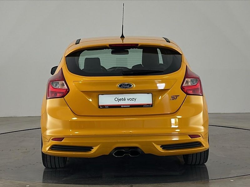 Ford Focus ST - fotka 17 z 25