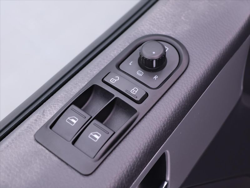 Volkswagen Multivan 2,0 TDI DSG 4M CZ Highline - fotka 17 z 36