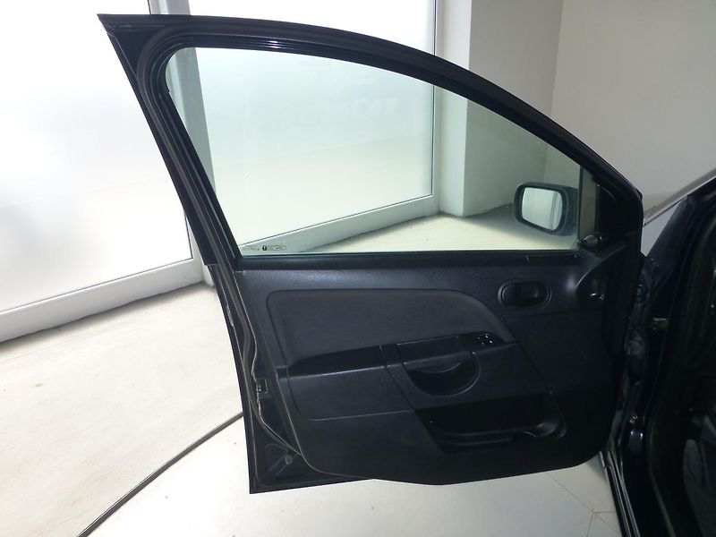 Ford Fiesta (2005) 1,3i-**ALU KOLA***KLIMATIZACE* - fotka 9 z 22