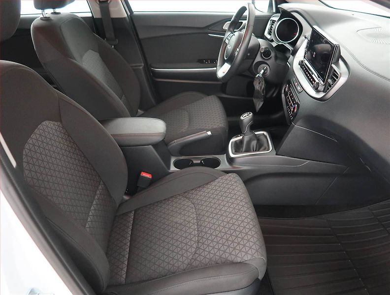 Kia Ceed (2024) 1.5 T-GDI - fotka 9 z 22