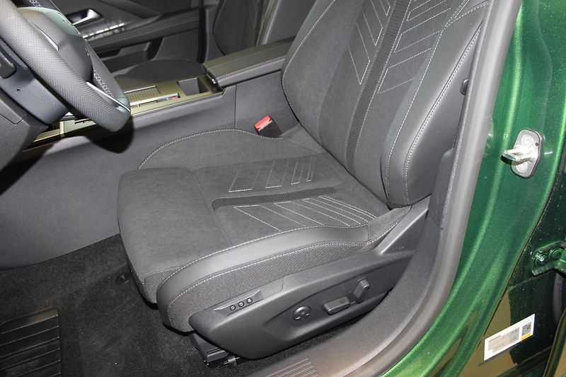 Opel Astra (2026) ULTIMATE Hybrid 1.2TURBO 107kW - fotka 10 z 22