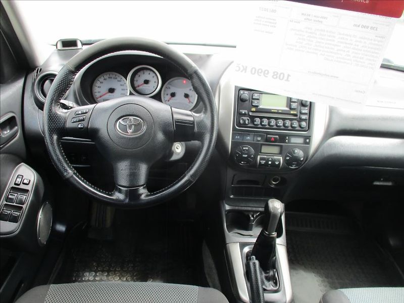 Toyota RAV4 2,0 D4D, klima,4x4,servis,tažn - fotka 17 z 34