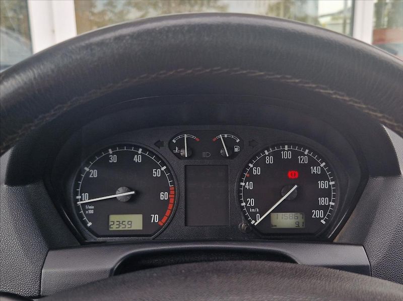 Škoda Fabia 1,4 i 16V AC HEZKÝ NÁJEZD - fotka 18 z 22