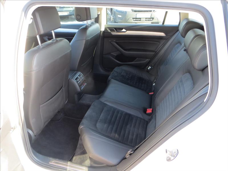 Volkswagen Passat 2,0 TDI 140kW 4MOT DSG H-Line - fotka 21 z 23