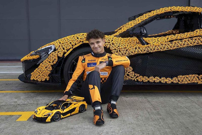 Replika McLarenu P1 v reálné velikosti se skládá z 342 817 dílků, váží přibližně 1220 kilogramů.