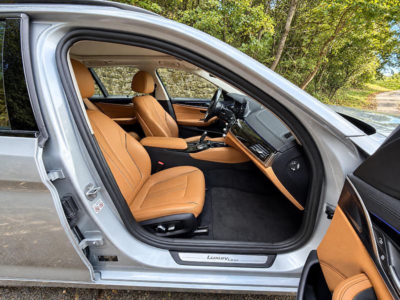 BMW Řada 5 2,0 530i xDrive Luxury Line - fotka 15 z 40