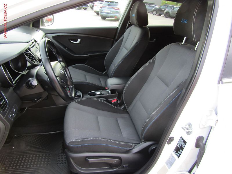 Hyundai i30 (2016) 1.6 GDi - fotka 9 z 22