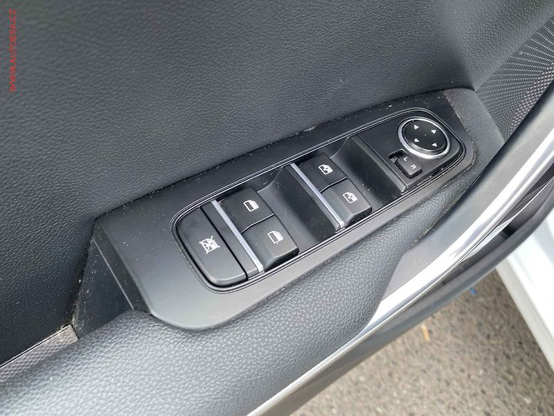 Kia Ceed (2019) 1.4 T-GDi, Navi, kamera - fotka 13 z 18