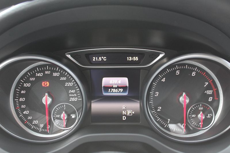 Mercedes-Benz CLA 180 Shooting Brake - fotka 19 z 20
