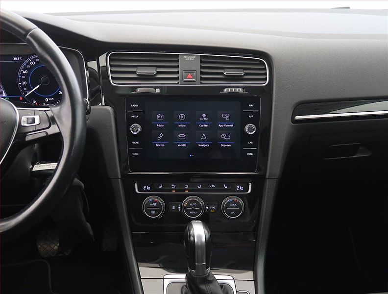 Volkswagen Golf (2018) 1.5 TSI, Automat, Serv.kniha - fotka 10 z 18
