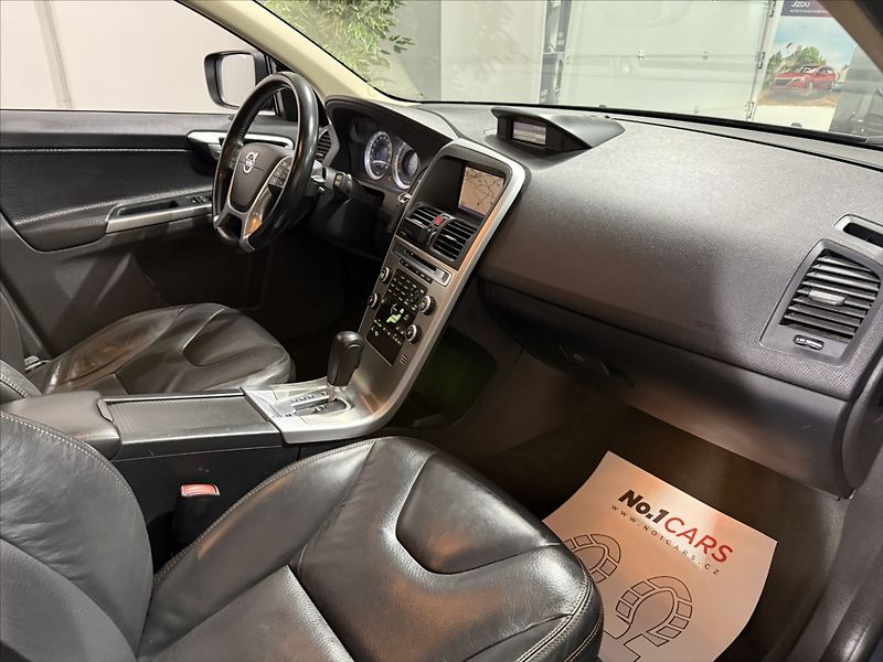 Volvo XC60 2,4   D5 AWD SUMMUM XENON - fotka 19 z 39